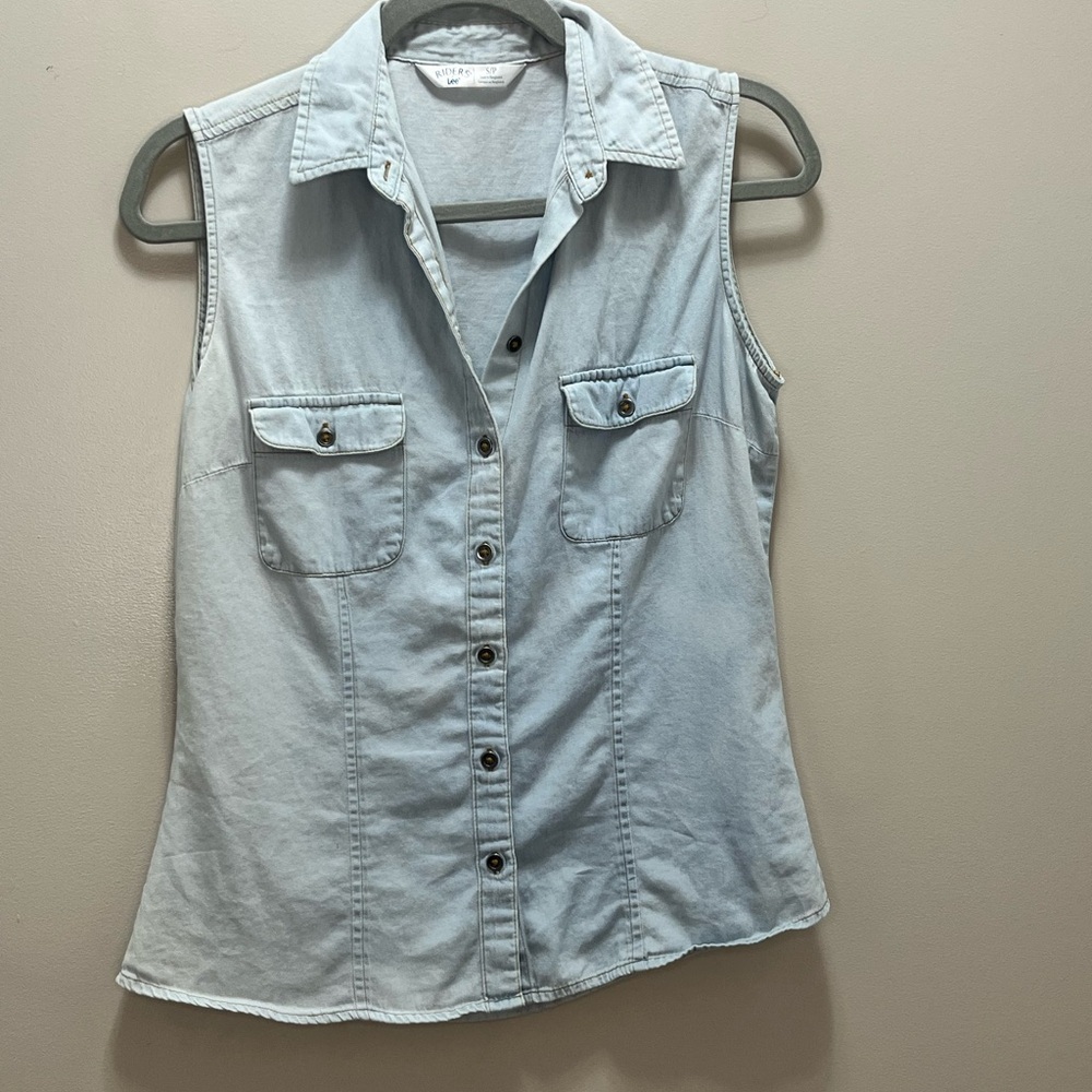 ⸻
Riders by Lee Sleeveless Button-Up Denim Shirt - Size S/P